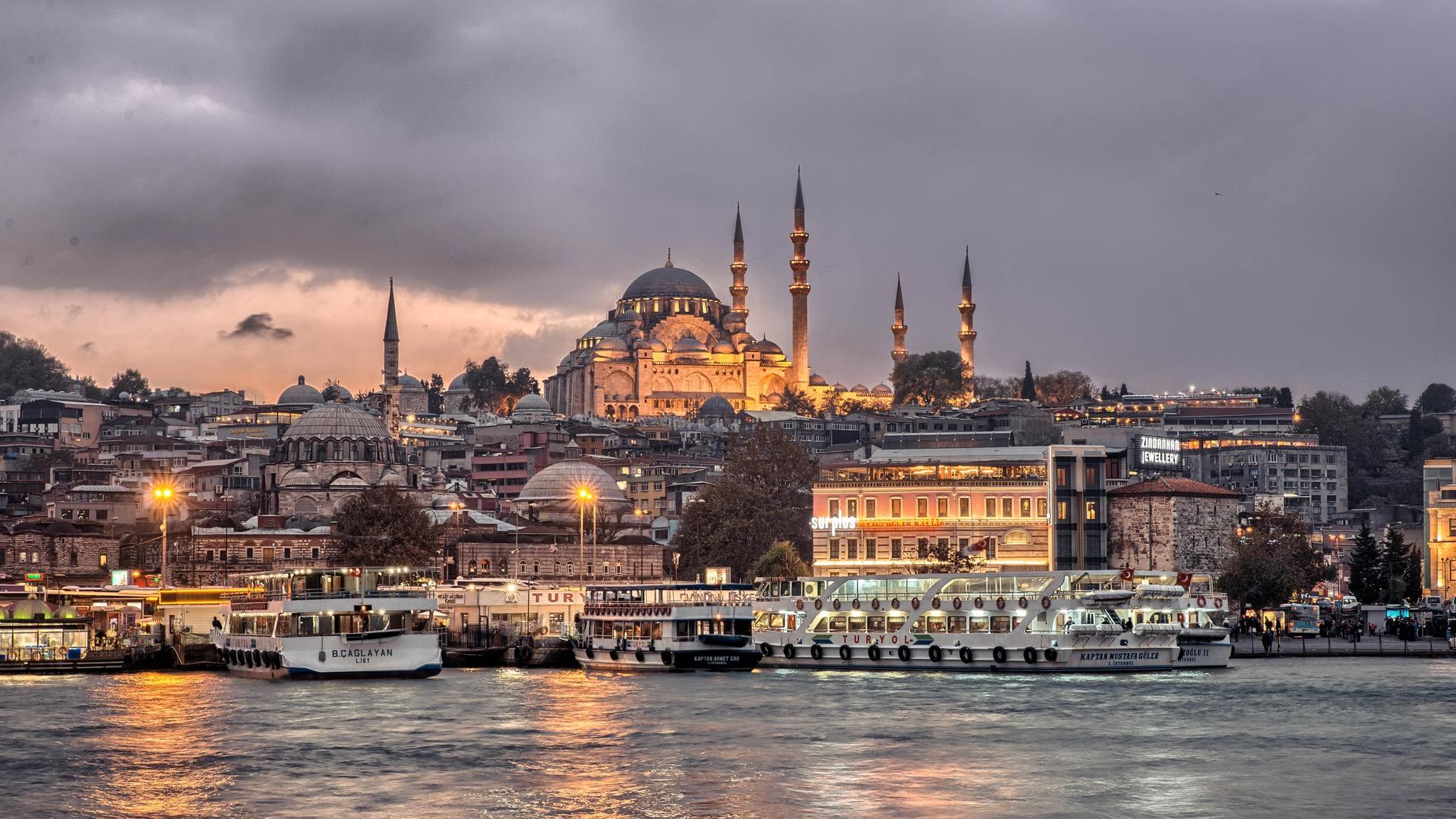 Skyline von Istanbul am Abend