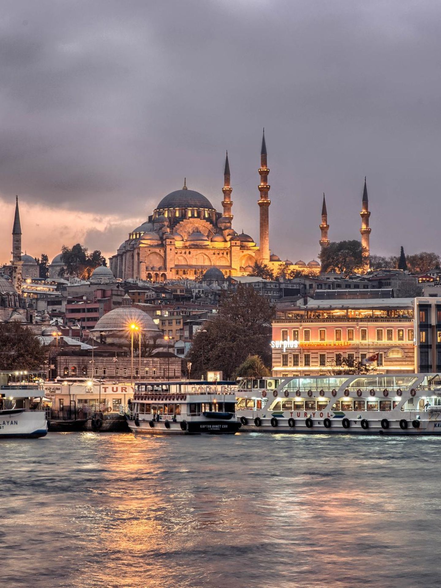 Skyline von Istanbul am Abend