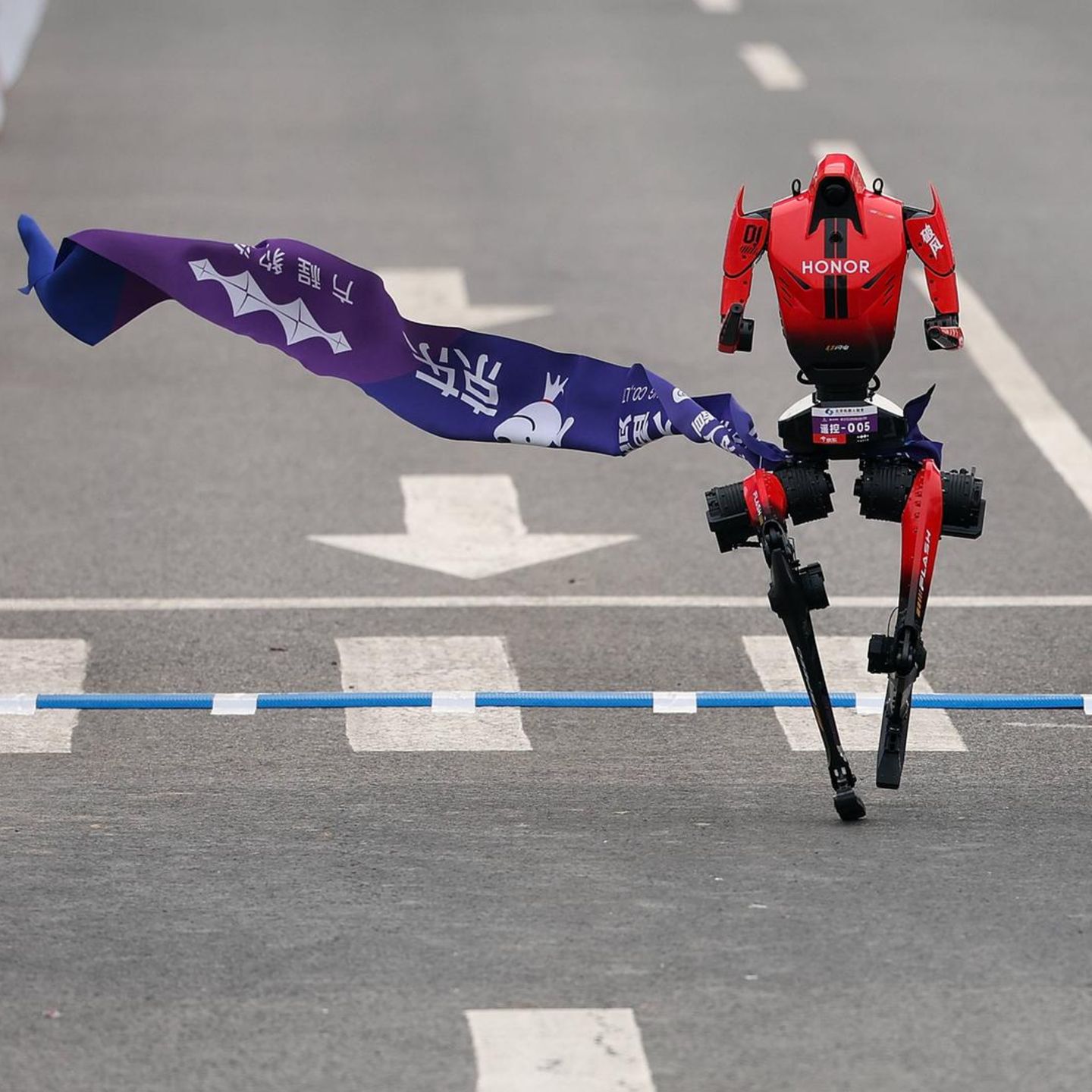China: Humanoider Roboter „Blitz“ gewinnt Halbmarathon – in Rekordzeit