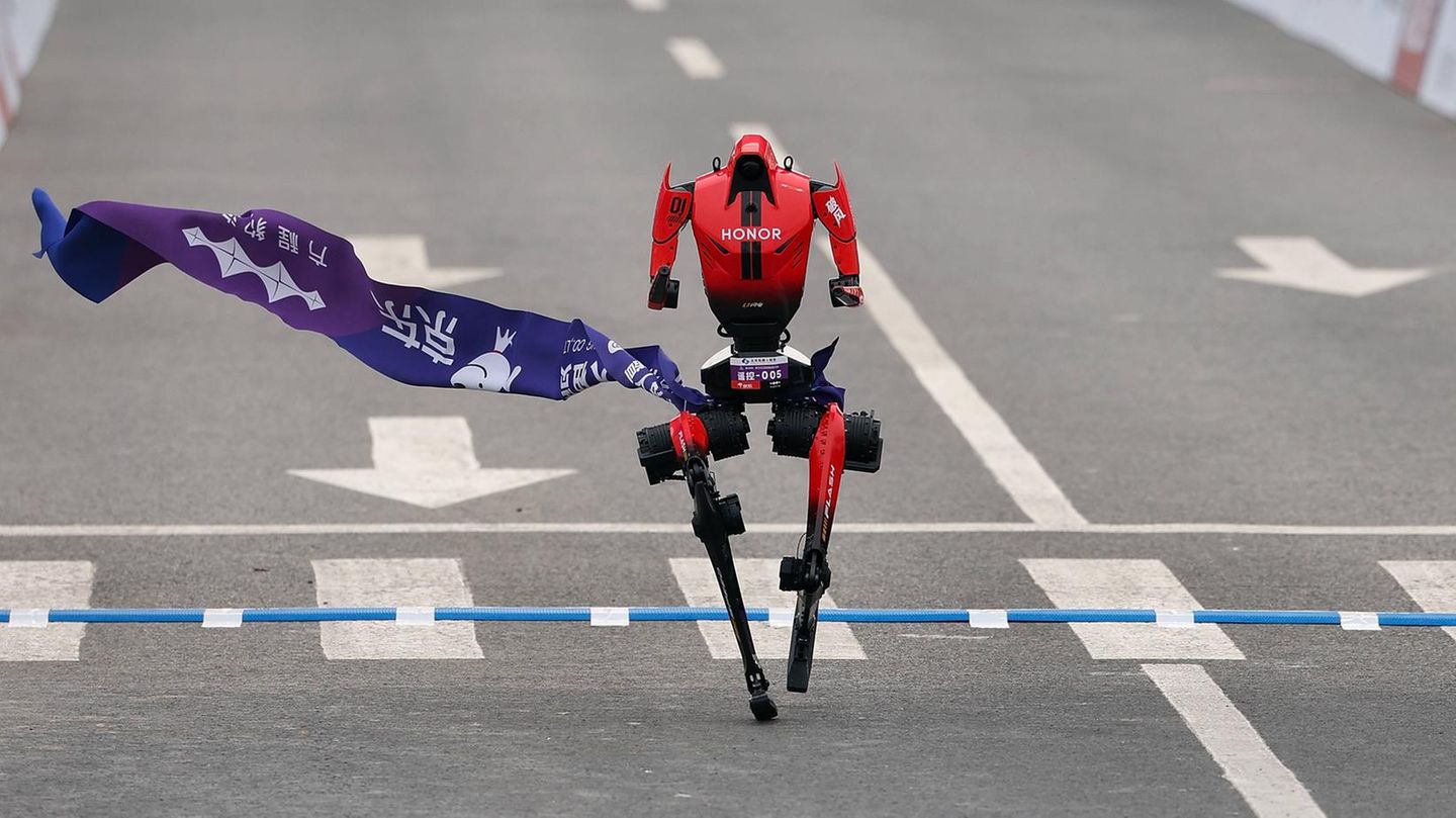 Mensch versus Maschine: Humanoider Roboter „Blitz“ gewinnt Halbmarathon – in Rekordzeit