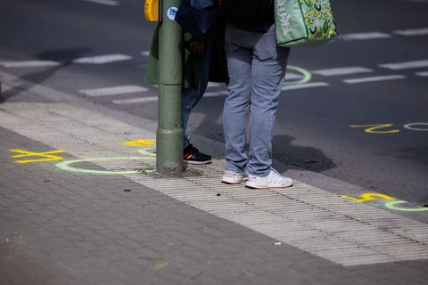 Markierungen der Spurensicherung sind an der Kreuzung Buckower Damm/Gutschmidtstraße zu sehen. Foto: Christoph Soeder/dpa