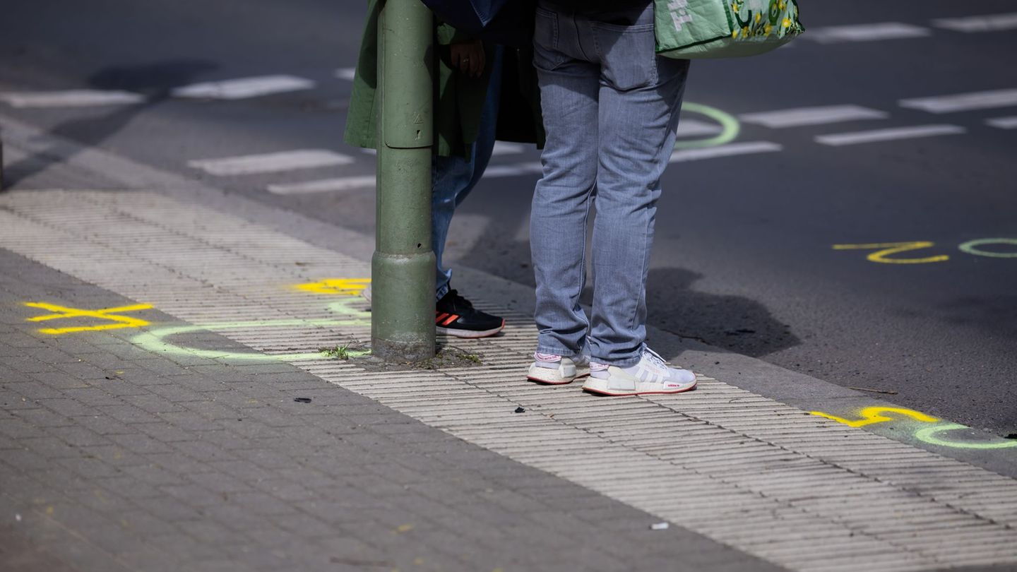 Markierungen der Spurensicherung sind an der Kreuzung Buckower Damm/Gutschmidtstraße zu sehen. Foto: Christoph Soeder/dpa