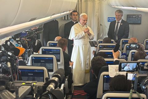 Der Papst kam im Flugzeug zu den mitreisenden Journalisten. Foto: Christoph Sator/dpa