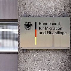 Asylanträge: Schild des Bundesamt für Migration und Flüchtlinge (BAMF)
