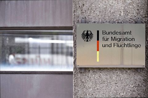 Asylanträge: Schild des Bundesamt für Migration und Flüchtlinge (BAMF)