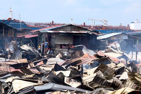 Die Löscharbeiten wurden nach Angaben von Einsatzkräften durch enge Zufahrten, starken Wind und eingeschränkten Zugang zu Wasser