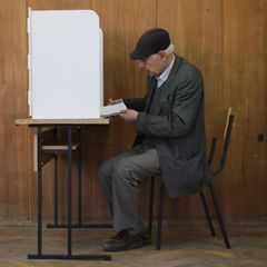 Bulgarien-Wahl: Ein bulgarischer Mann gibt seine Stimme ab