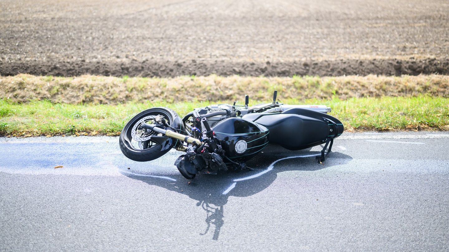 Der Motorradfahrer wurde beim Zusammenstoß über das Auto geschleudert. (Symbolbild) Foto: Julian Stratenschulte/dpa