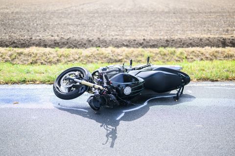 Der Motorradfahrer wurde beim Zusammenstoß über das Auto geschleudert. (Symbolbild) Foto: Julian Stratenschulte/dpa
