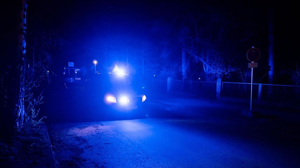 Ein Polizeifahrzeug fährt während eines Stromausfalls durch den Kirchweg im Berliner Ortsteil Nikolassee