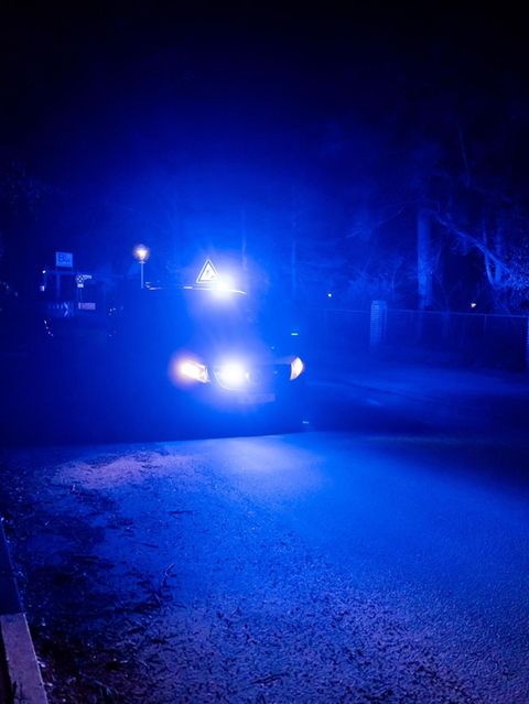 Ein Polizeifahrzeug fährt während eines Stromausfalls durch den Kirchweg im Berliner Ortsteil Nikolassee