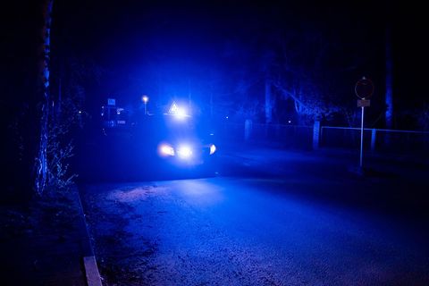 Ein Polizeifahrzeug fährt während eines Stromausfalls durch den Kirchweg im Berliner Ortsteil Nikolassee