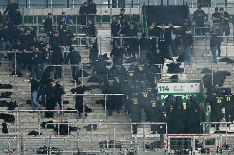 Polizei-Einsatz im Gästefanblock nach dem Nordderby zwischen Werder Bremen und dem Hamburger SV. Foto: Carmen Jaspersen/dpa