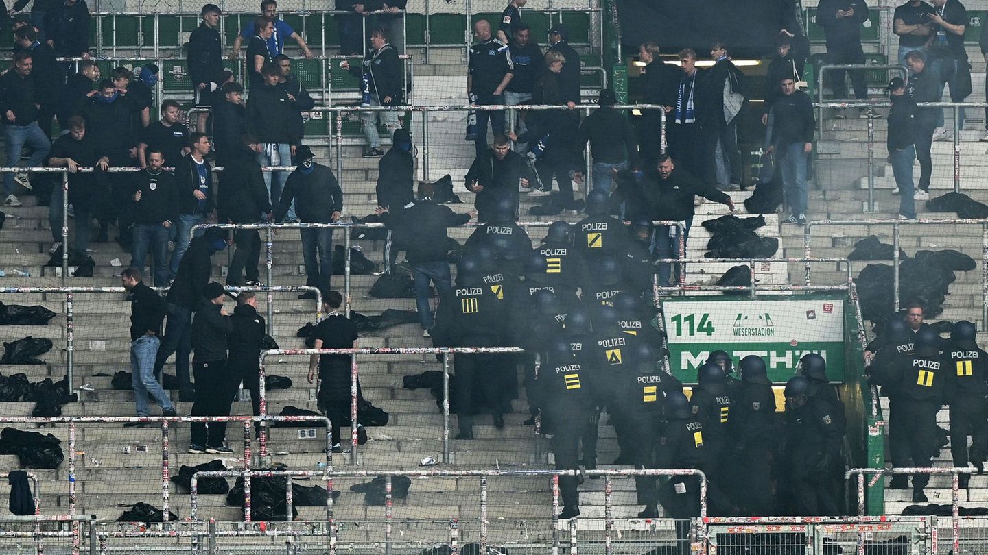 Polizei-Einsatz im Gästefanblock nach dem Nordderby zwischen Werder Bremen und dem Hamburger SV. Foto: Carmen Jaspersen/dpa