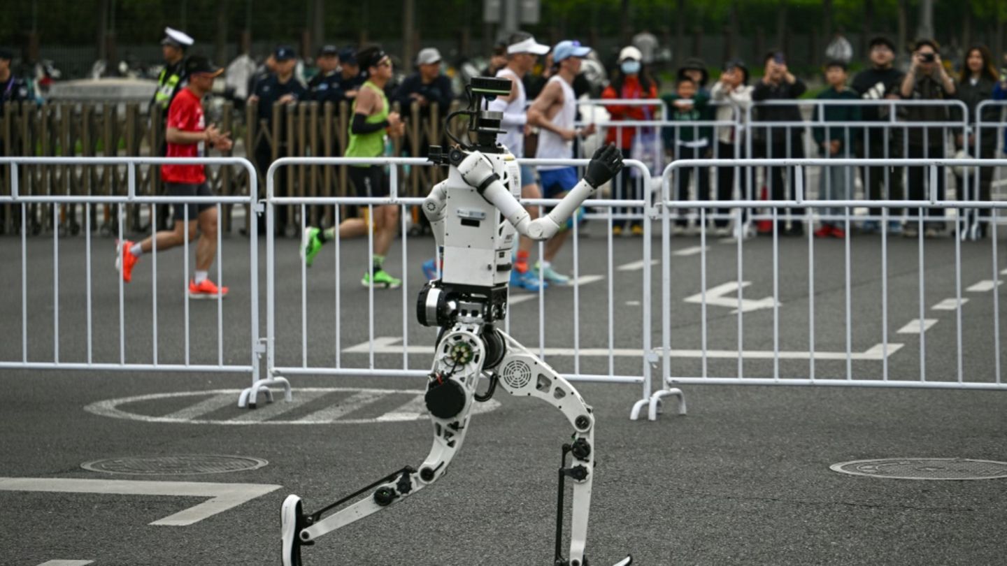 Humanoider Roboter bricht bei Halbmarathon in China menschlichen Weltrekord