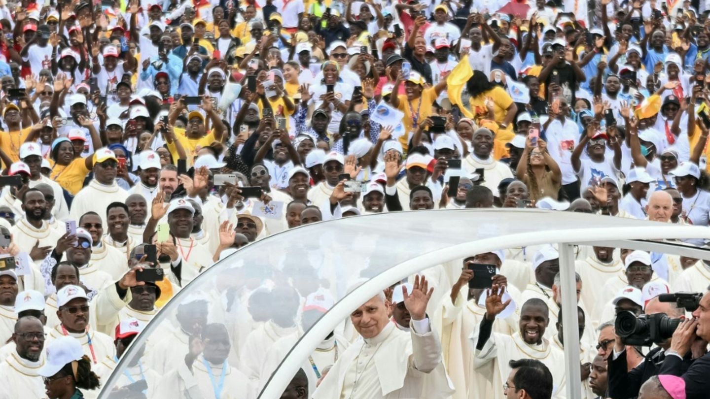 Papst Leo XIV. zelebriert Messe vor 100.000 Menschen in Angola