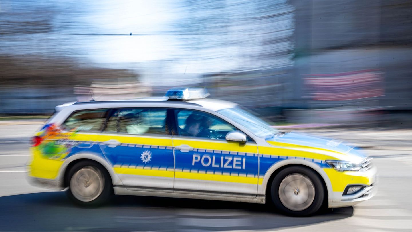 Als mitten in der Nacht Vitrinenscheiben in einer Goldschmiede klirren, werden Anwohner auf einen Einbrecher aufmerksam und rufe