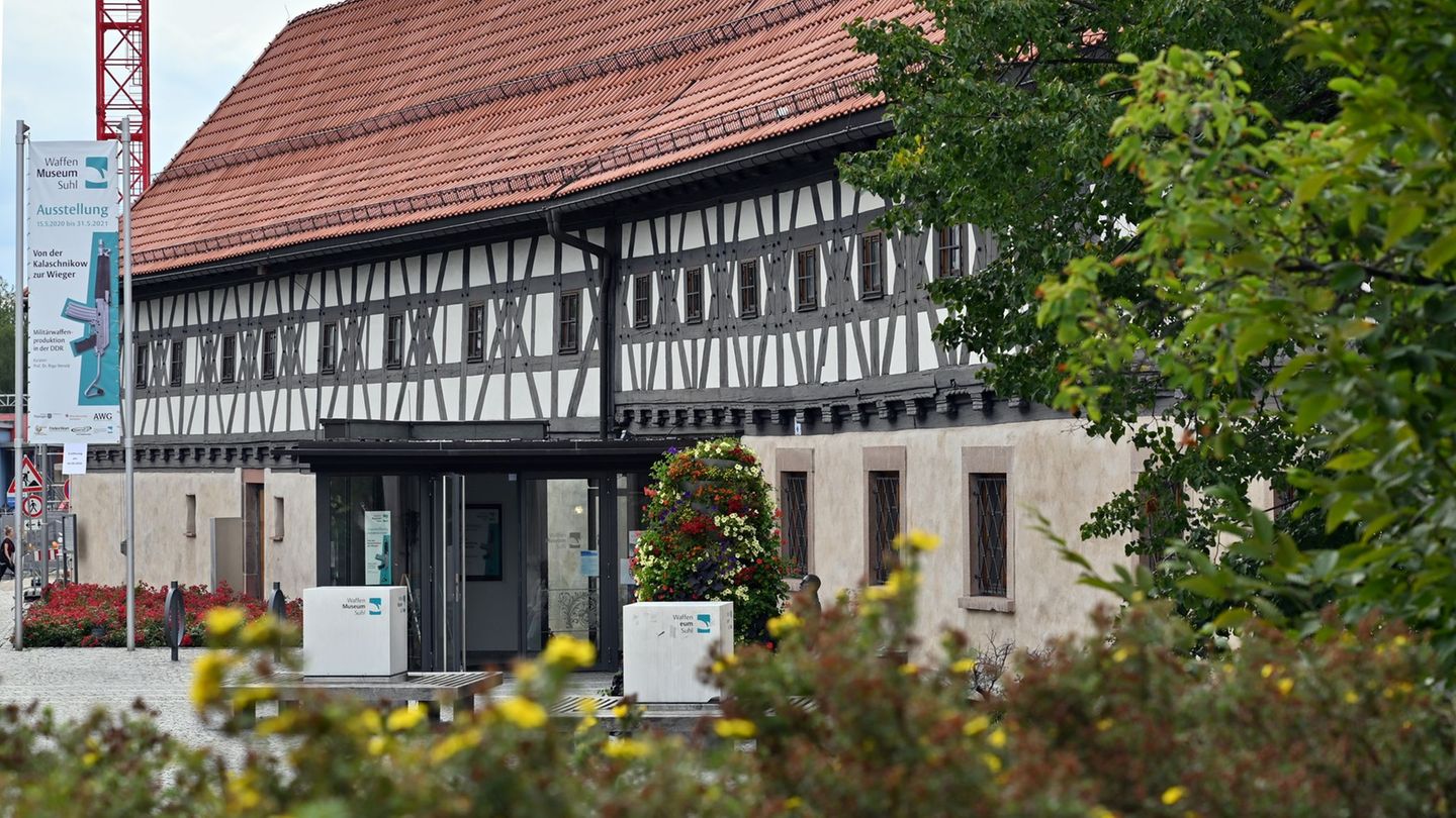 Unter anderem das Waffenmuseum in Suhl ist in den vergangenen Tagen beschädigt worden. (Archivbild) Foto: Martin Schutt/dpa-Zent