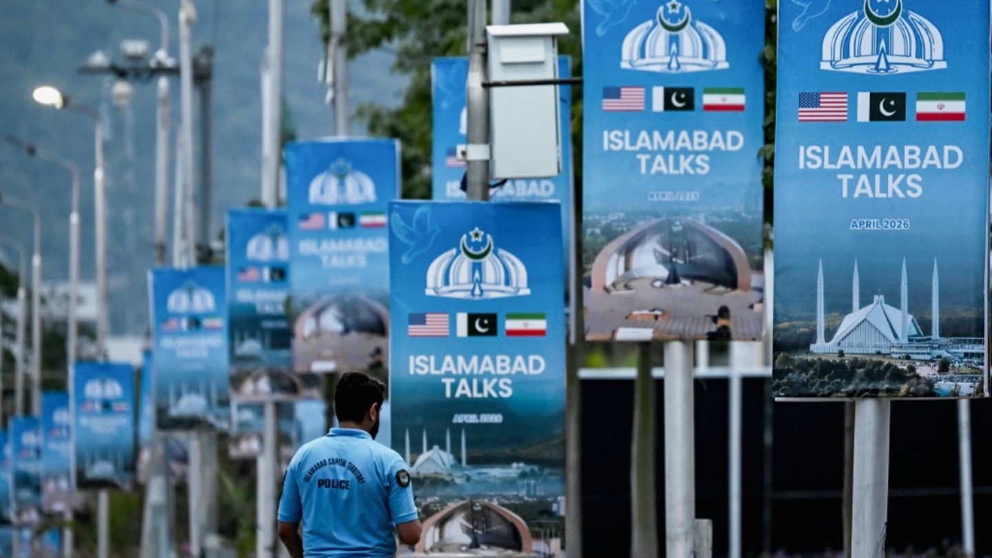 Polizist am 18. April vor Plakaten in Islamabad