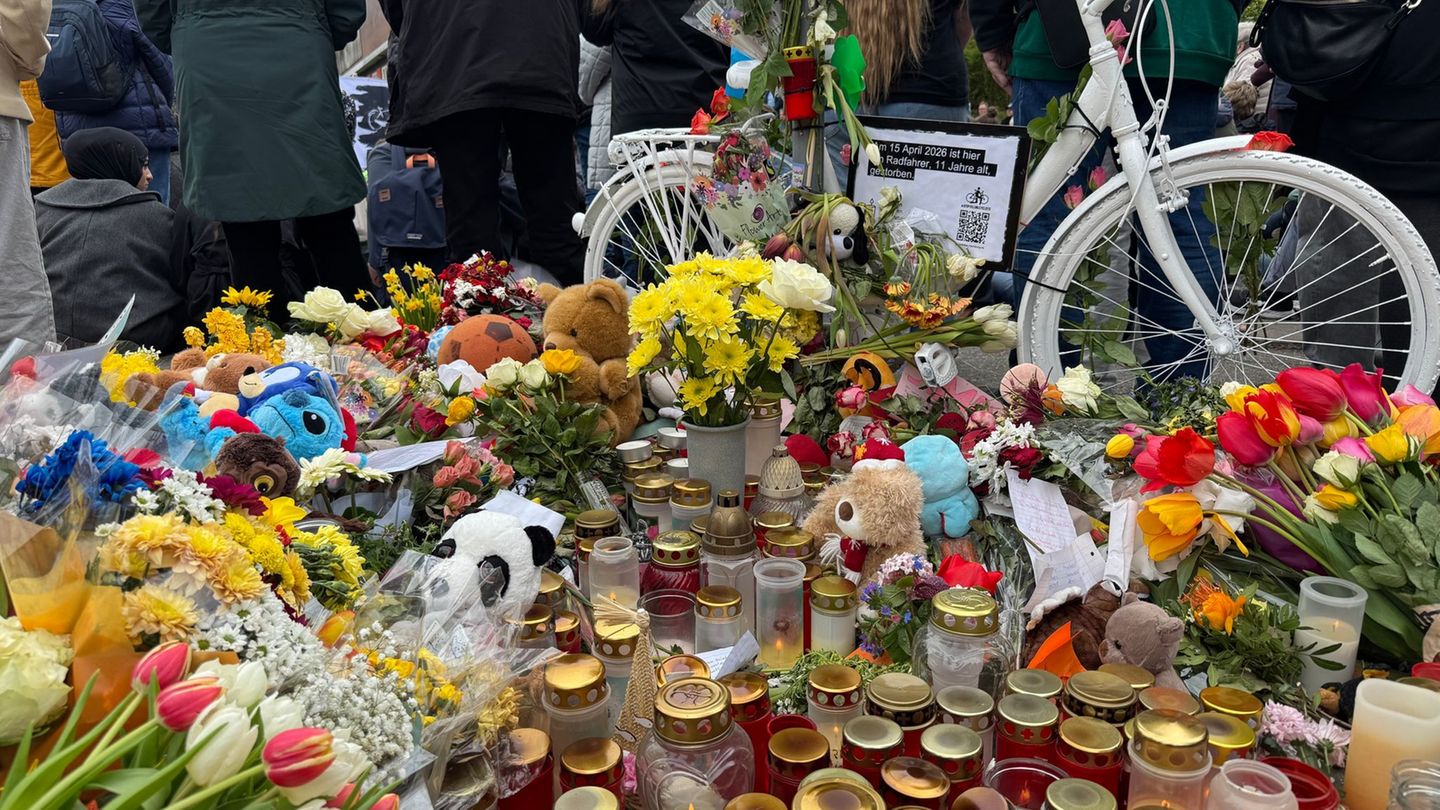Mit einem weißen Fahrrad - einem sogenannten Ghostbike - hat der Fahrradclub ADFC zusammen mit vielen Menschen an den elfjährige