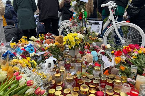 Mit einem weißen Fahrrad - einem sogenannten Ghostbike - hat der Fahrradclub ADFC zusammen mit vielen Menschen an den elfjährige