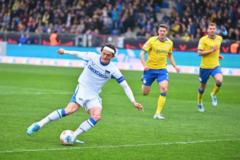 Herthas Fabian Reese beim Elfmeter. Foto: Swen Pförtner/dpa