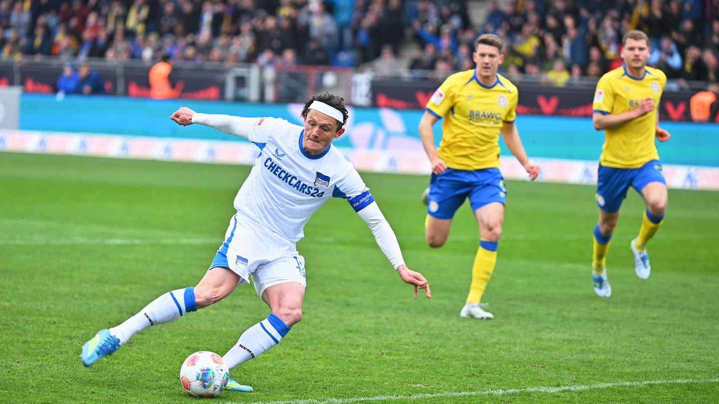 Herthas Fabian Reese beim Elfmeter. Foto: Swen Pförtner/dpa