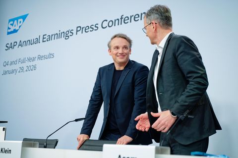 Manager Christian Klein (links) von SAP hat allen Grund zur Freude: Er ist der Top-Verdiener unter den Dax-Vorständen