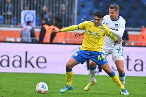 Im Zweikampf: Braunschweigs Johan Gomez (l) wird von dem Berliner Paul Seguin bedrängt. Foto: Swen Pförtner/dpa