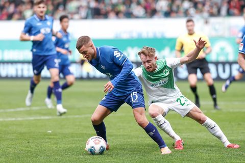 Darmstadts Fabian Nürnberger (links) und Jannik Dehm aus Fürth kämpfen um den Ball. Foto: Daniel Löb/dpa