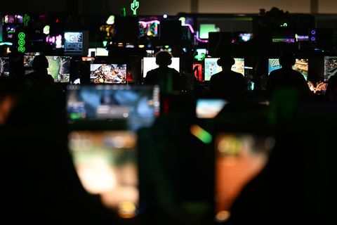 Teilnehmer und Besucher des Gaming-Festivals auf der Messe Leipzig sitzen vor Bildschirmen. Foto: Hendrik Schmidt/dpa