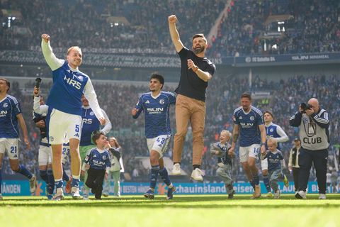 Die Schalker feiern mit ihren Fans. Foto: Bernd Thissen/dpa