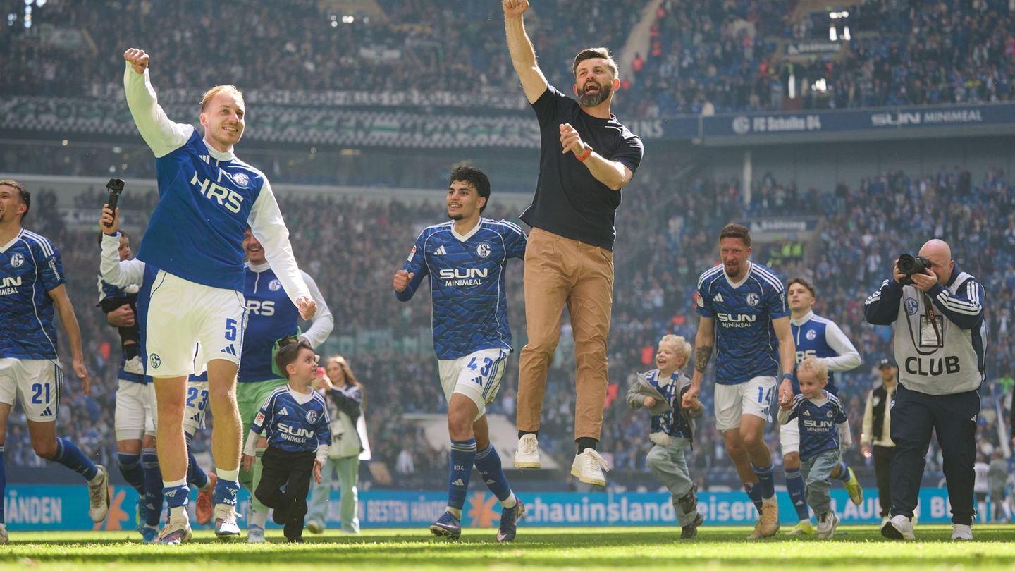 Die Schalker feiern mit ihren Fans. Foto: Bernd Thissen/dpa