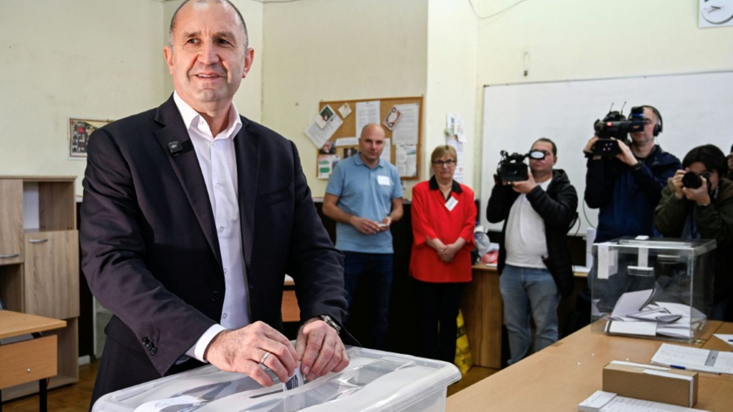 Bulgariens achte Parlamentswahl in fünf Jahren: Ex-Präsident Radew Favorit