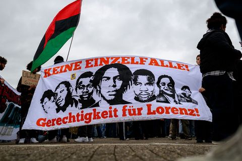 Die Demonstration fand fast auf den Tag genau ein Jahr nach den tödlichen Polizeischüssen statt. Foto: Izabela Mittwollen/dpa