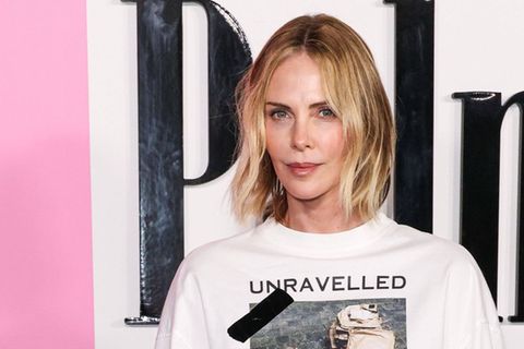 Charlize Theron wuchs mit einem alkoholkranken und gewalttätigen Vater auf.