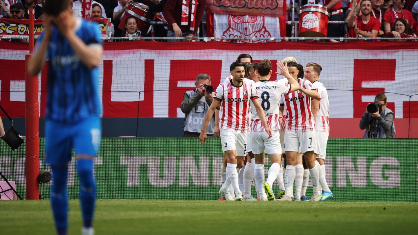 Jubel über die Führung: die Spieler des SC Freiburg. Foto: Philipp von Ditfurth/dpa