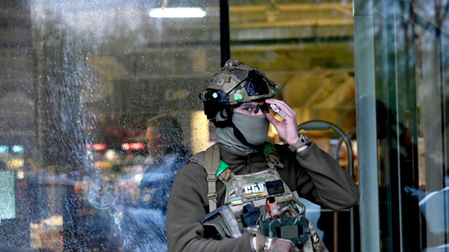 Polizist am Supermarkt-Eingang