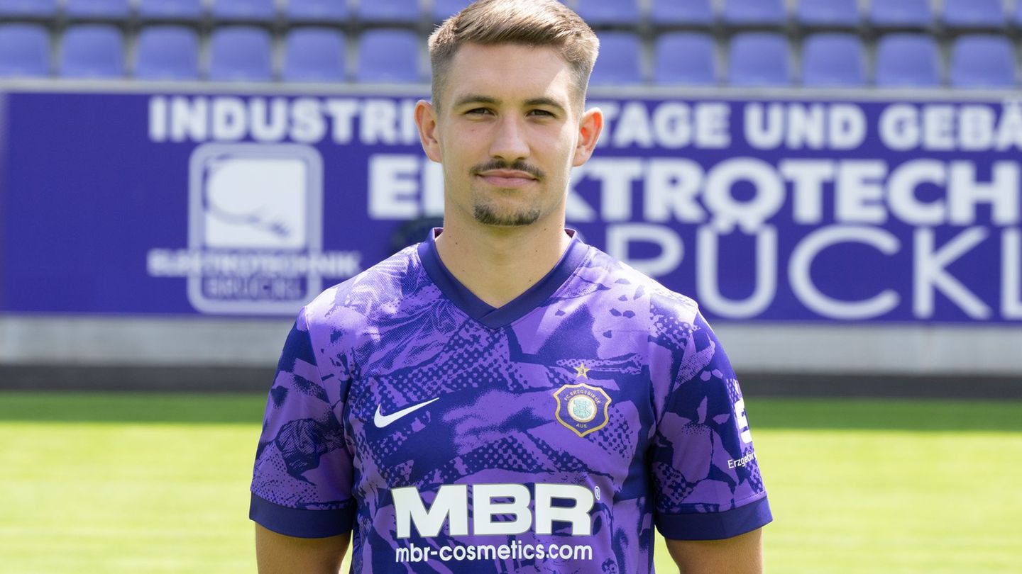 Julian Guttau vom FC Erzgebirge Aue markierte gegen den VfB Stuttgart II einen Treffer. (Archivbild) Foto: Sebastian Kahnert/dpa