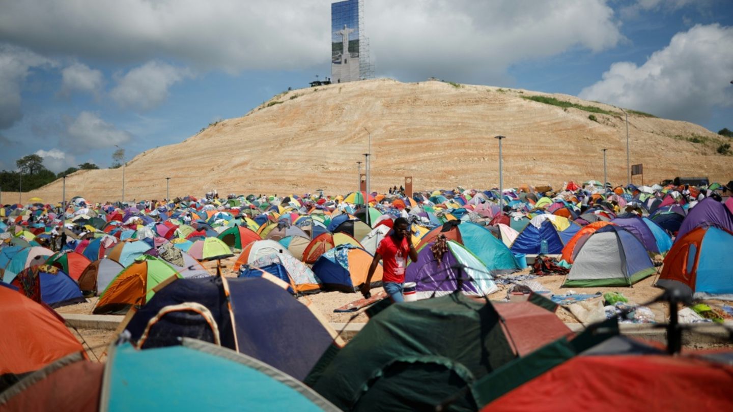 Gläubige zelten vor Papst-Messe in Kilamba