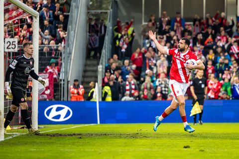 Tolcay Cigerci (FC Energie Cottbus) jubelt nach dem ersten von drei Toren gegen Rot-Weiß Essen. Foto: Frank Hammerschmidt/dpa