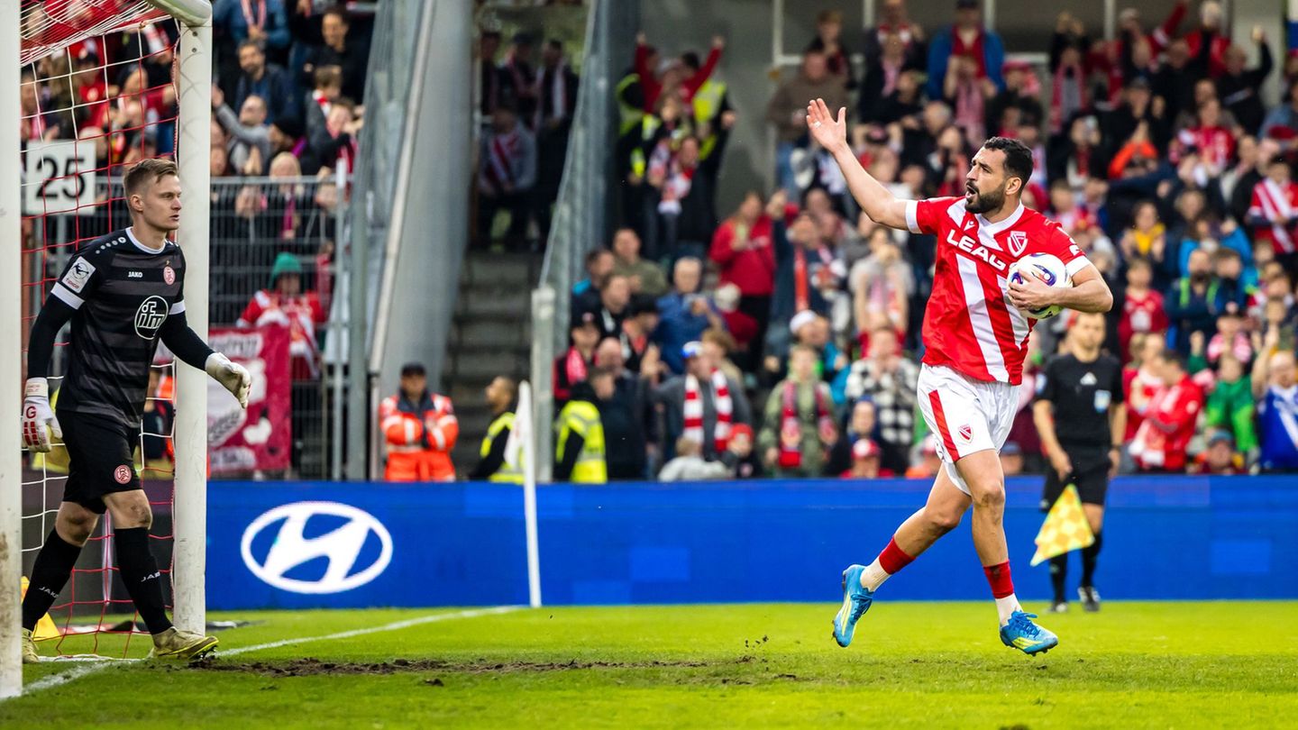 Tolcay Cigerci (FC Energie Cottbus) jubelt nach dem ersten von drei Toren gegen Rot-Weiß Essen. Foto: Frank Hammerschmidt/dpa