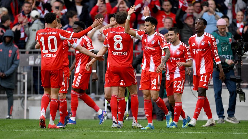 FC Bayern München krönt sich zum Meister und besiegt den VfB Stuttgart ...