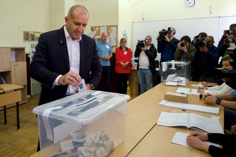 Radew bei seiner Stimmabgabe in Sofia