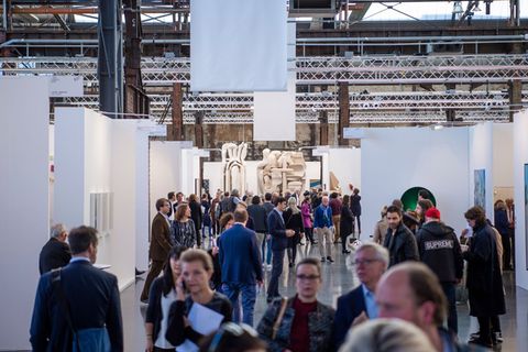 Die Kunstmesse Art Düsseldorf setzt auf ein finanzstarkes Fundament im Rheinland. (Archivbild) Foto: Christophe Gateau/dpa