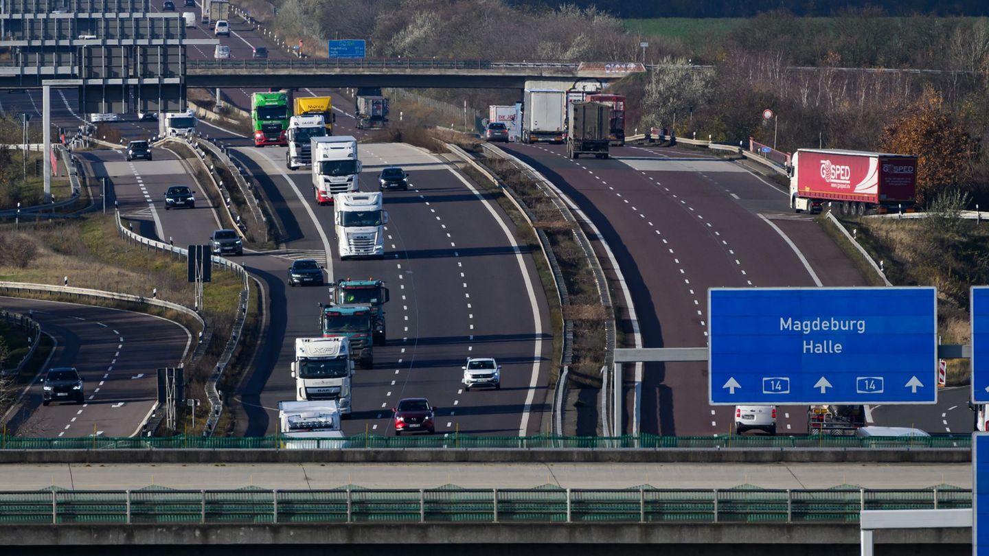 Die A14 bei Halle ist nach der Sperrung wieder freigegeben. (Archivbild) Foto: Hendrik Schmidt/dpa