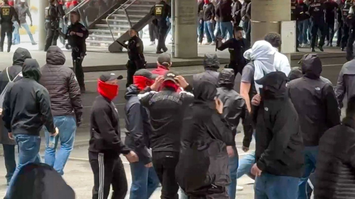 Vor dem Spiel des FC Bayern gegen den VfB Stuttgart kam es zu einer Schlägerei zwischen rivalisierenden Fans. Foto: -/EinsatzRep
