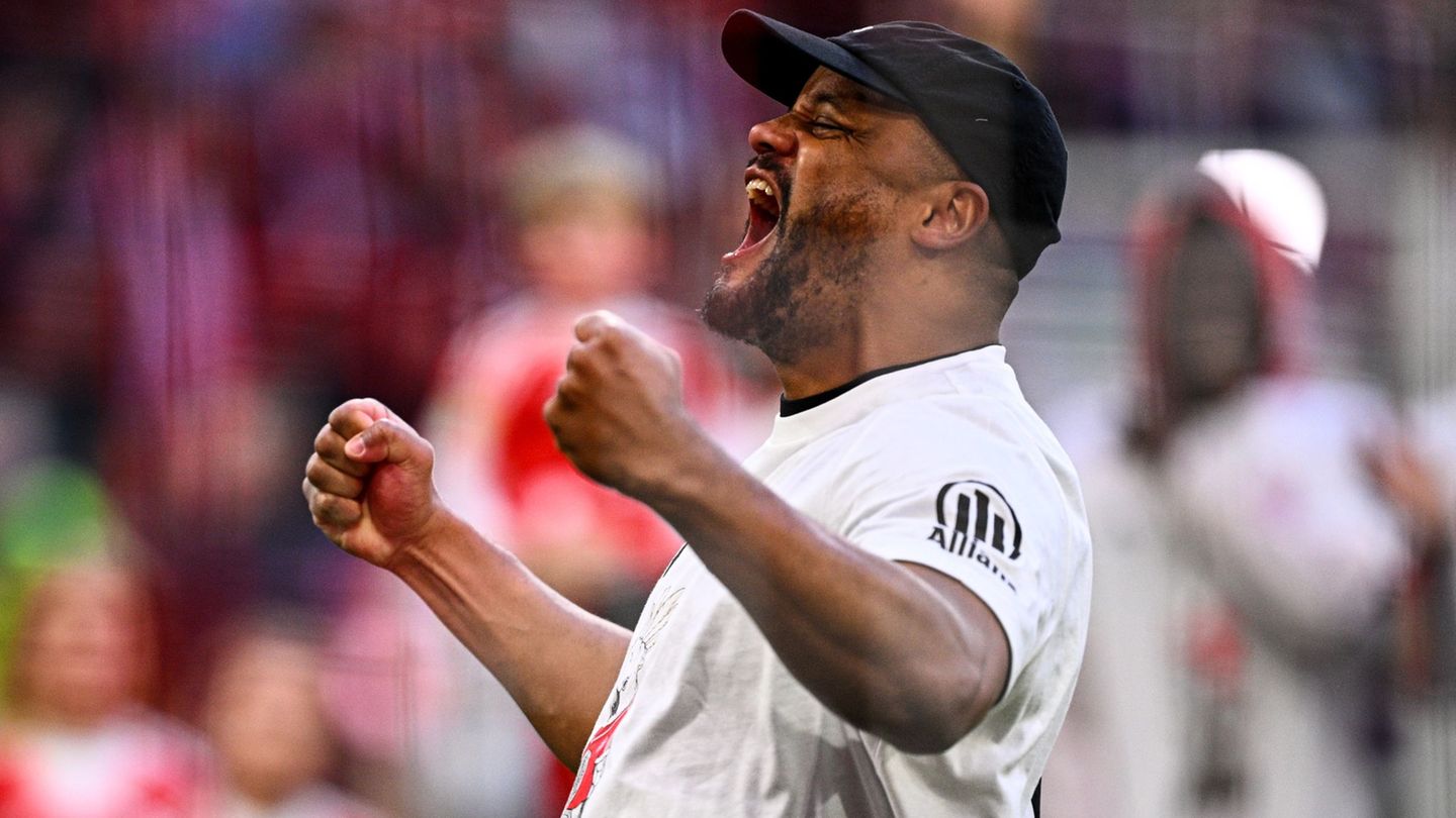 Trainer Vincent Kompany feiert mit den Fans den Titel. Foto: Tom Weller/dpa