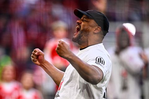 Trainer Vincent Kompany feiert mit den Fans den Titel. Foto: Tom Weller/dpa