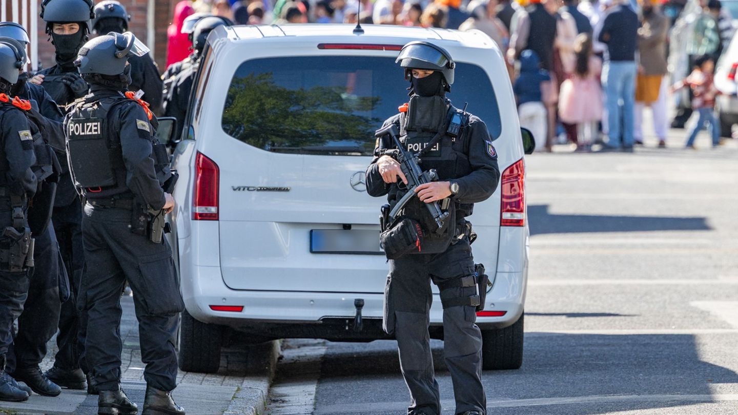 Mehrere Menschen sollen leicht verletzt worden sein. Foto: Jan Ohmen/dpa
